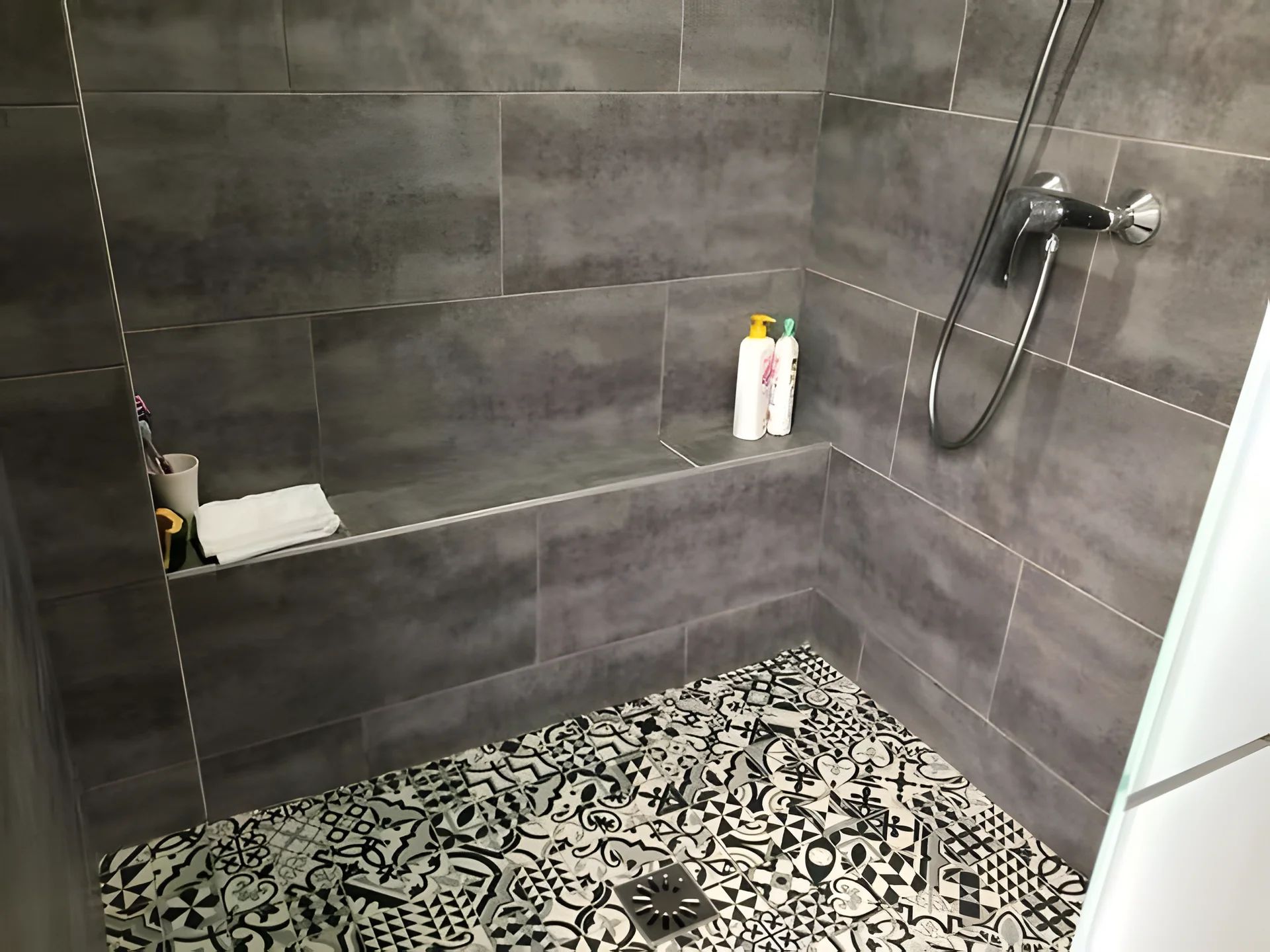 Douche avec carrelage et carreaux de ciment