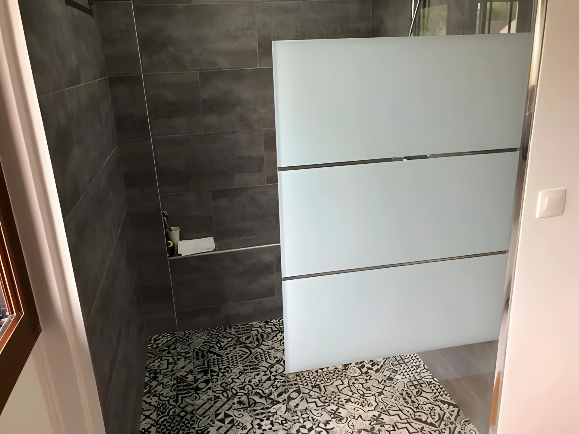 Douche avec paroi en verre dépoli