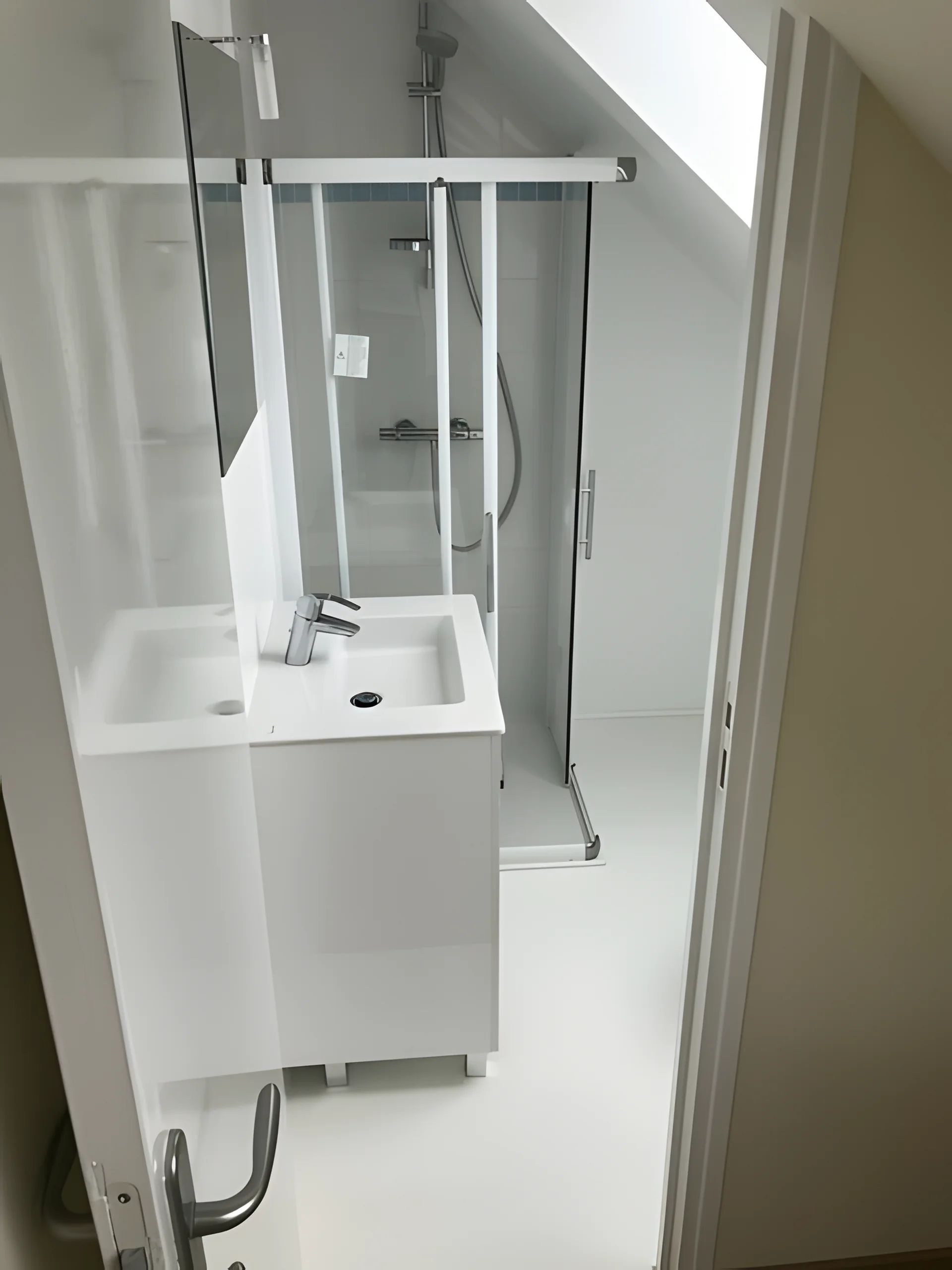 Meuble vasque blanc et douche
