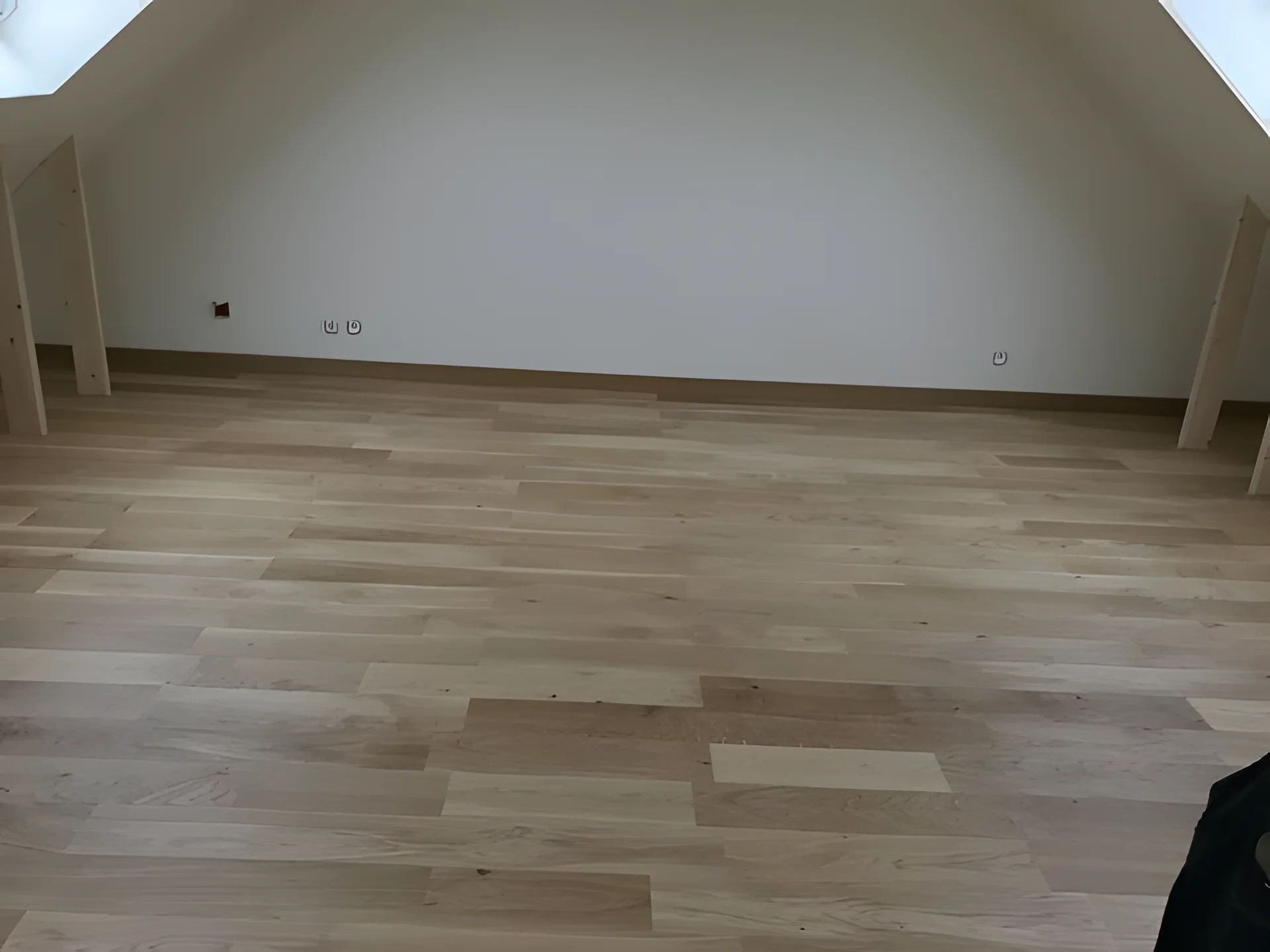 Parquet clair dans une pièce vide
