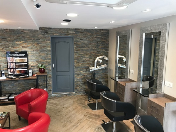 Salon de coiffure avec mur en pierre