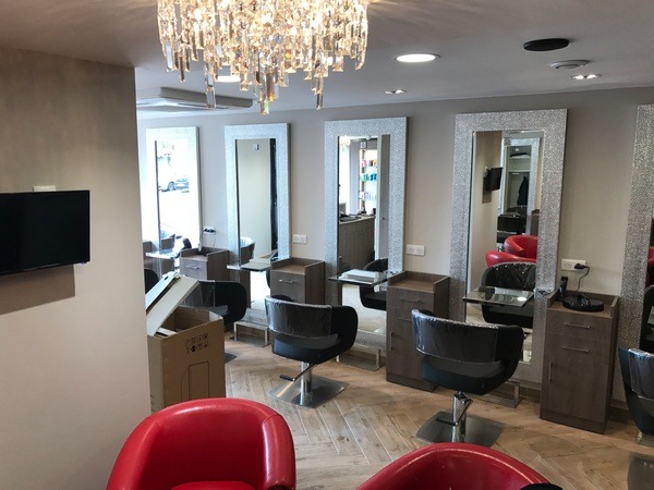 Salon de coiffure avec lustre