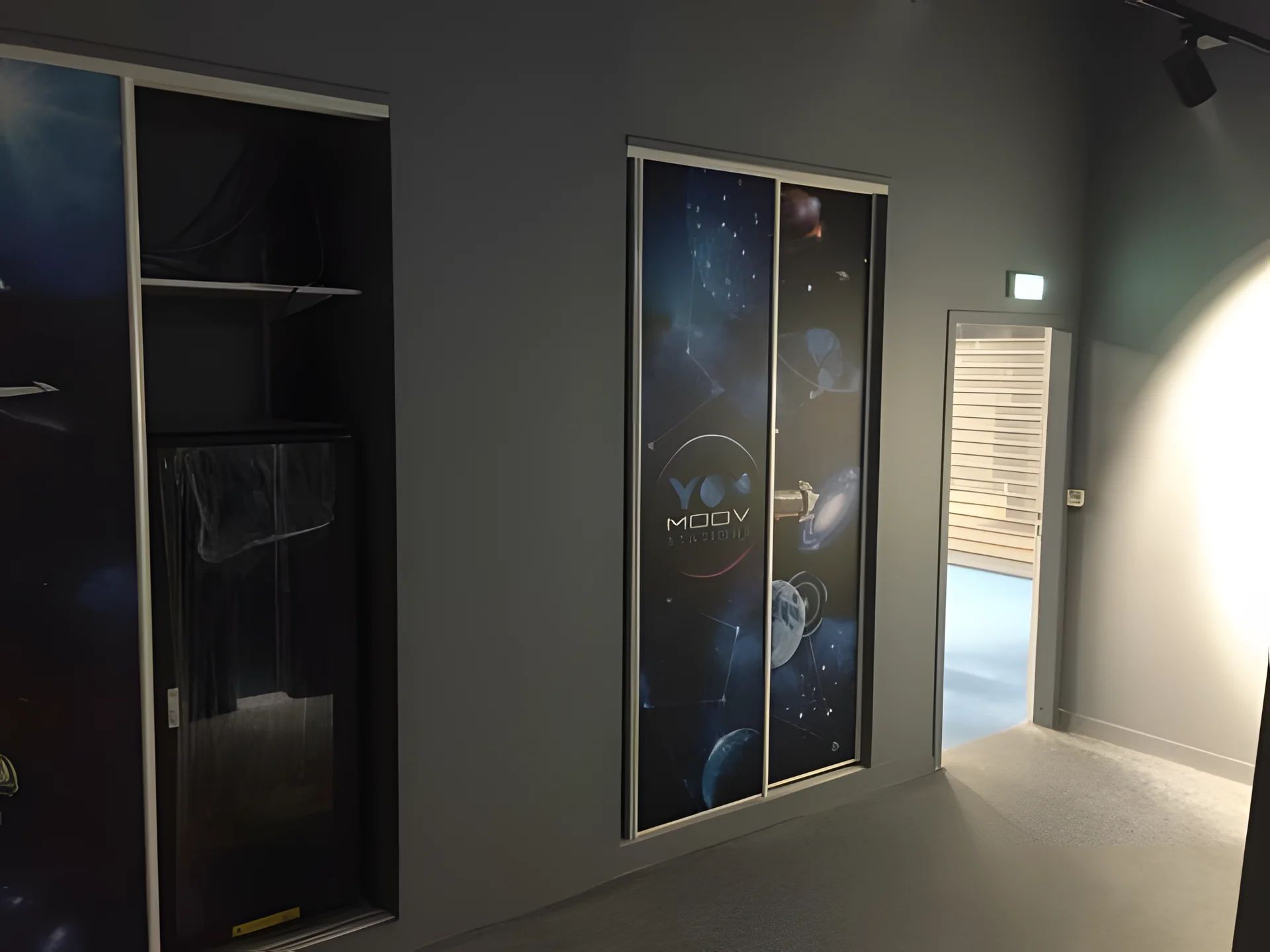 Mur sombre avec visuel de galaxie